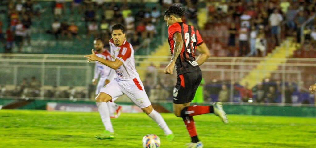 jogadores de diferentes times se disputam em campo no campeonato baiano 2025