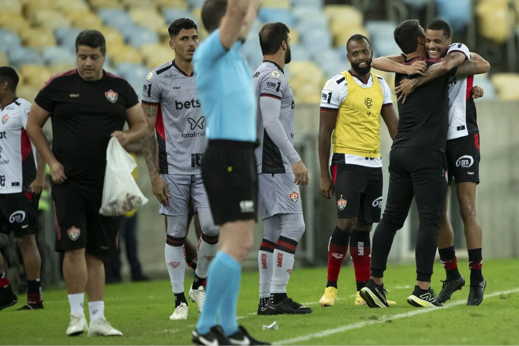 jogadores do vitória prestes a entrar em campo para jogar o campeonato baiano 2025