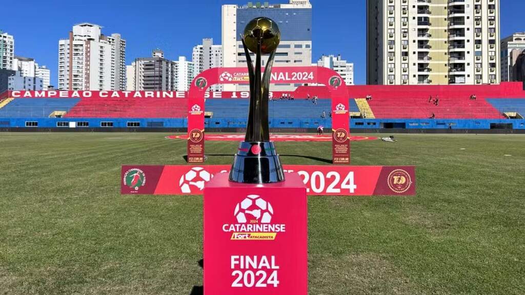 taça do campeonato catarinense 2025 ao lado do gramado