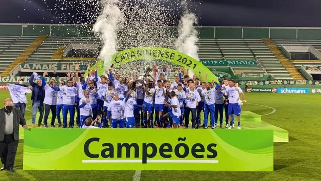 equipe do criciuma na foto de campeões de 2021. O time é um dos favoritos no campeonato catarinense 2025