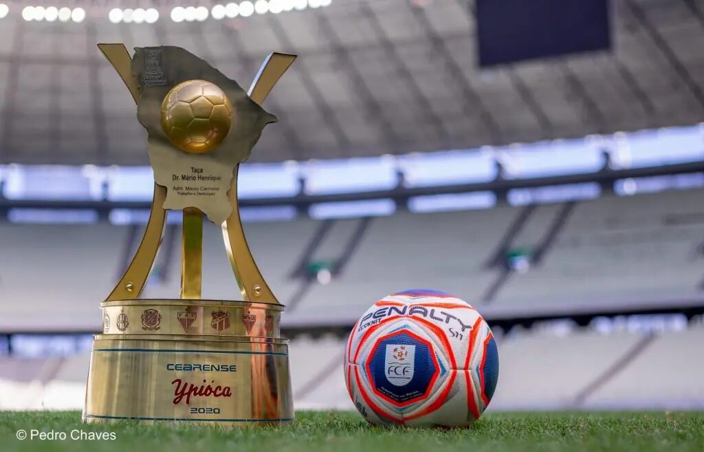 taça do campeonato cearense 2025 no gramado, com uma bola ao lado