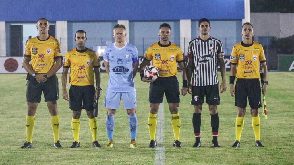 capitães do time e árbitros reunidos para uma foto antes de uma partida do campeonato goiano 2025