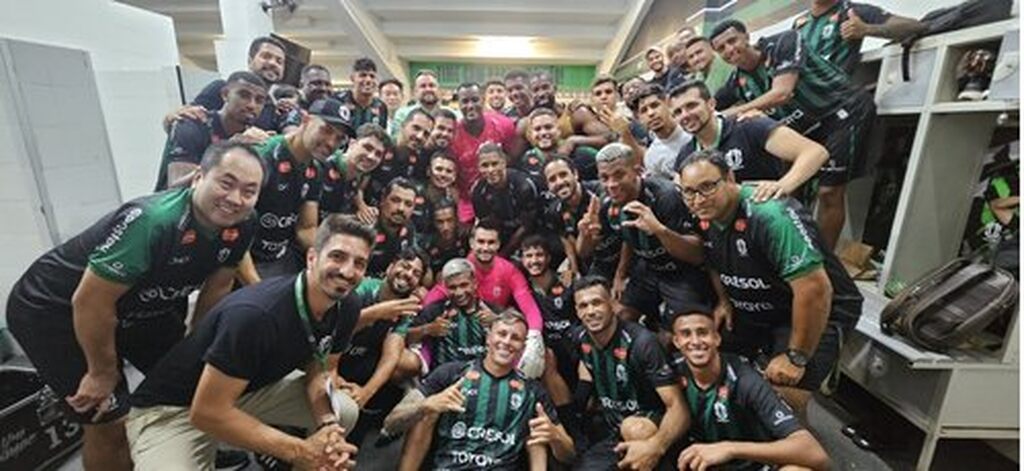 elenco de um dos times participantes do campeonato paranaense 2025, reunidos para uma foto no vestiário