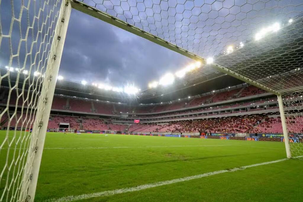 estadio de um jogo do campeonato pernambucano 2025 visto a partir do gol