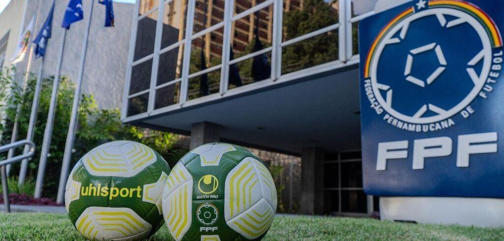 bolas de futebol com a sede da fpf ao lado, federação responsável pelo campeonato pernambucano 2025