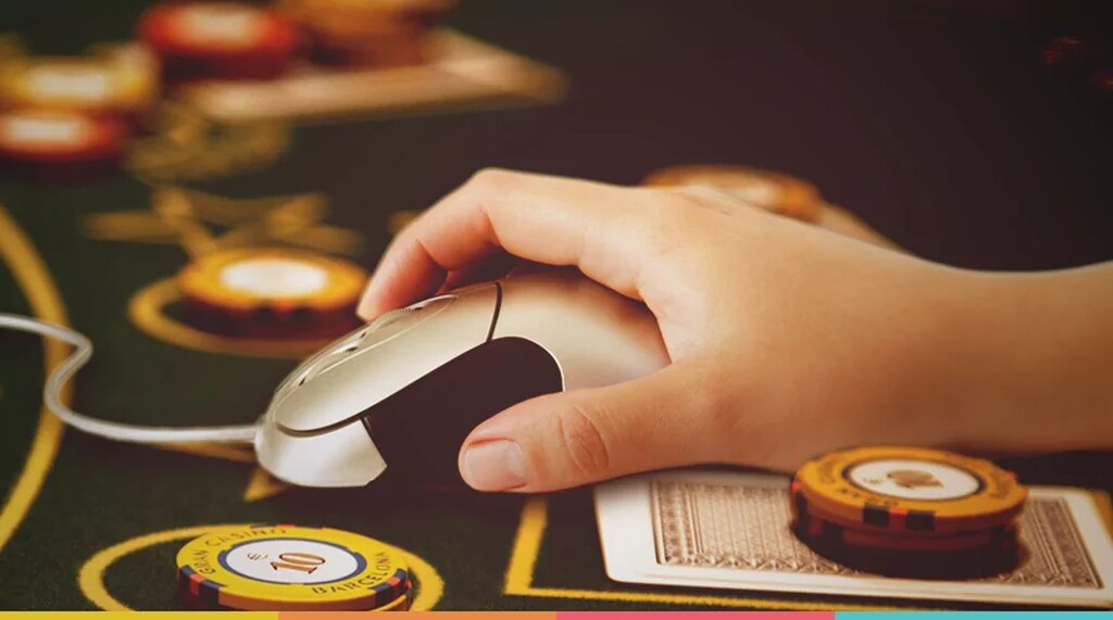 apostador joga no cassino online usando um mouse