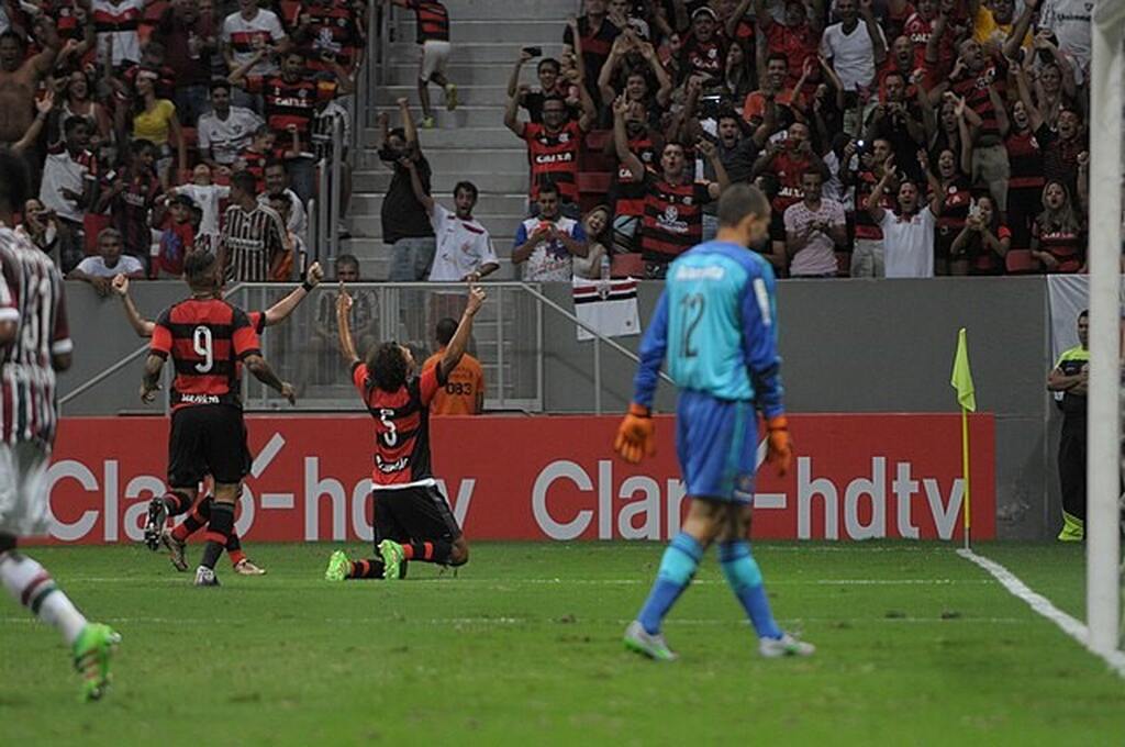 Jogadores do Flamengo comemorando um gol durante uma partida do Campeonato Carioca.