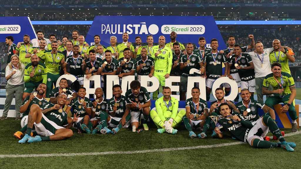 Jogadores e membros da comissão técnica do Palmeiras posando para a foto do título do campeonato paulista de 2022.