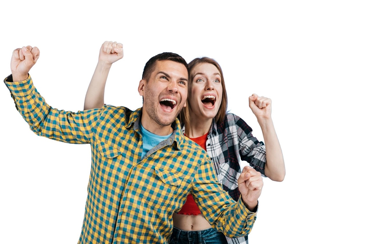 Homem e mulher com camisas xadrezes, comemorando com expressões felizes, diante de um fundo branco.