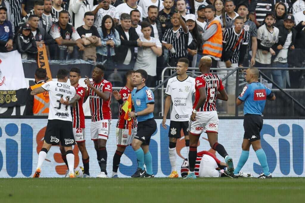 Jogadores de Corinthians e São Paulo discutindo em campo