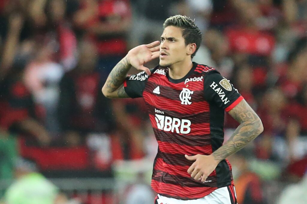 Pedro, do flamengo, comemorando em campo após fazer o primeiro gol da partida