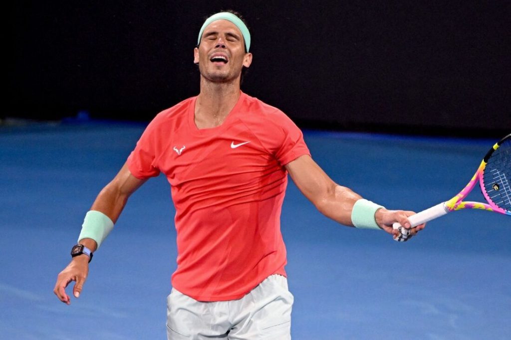 Rafael Nadal jogando tênis