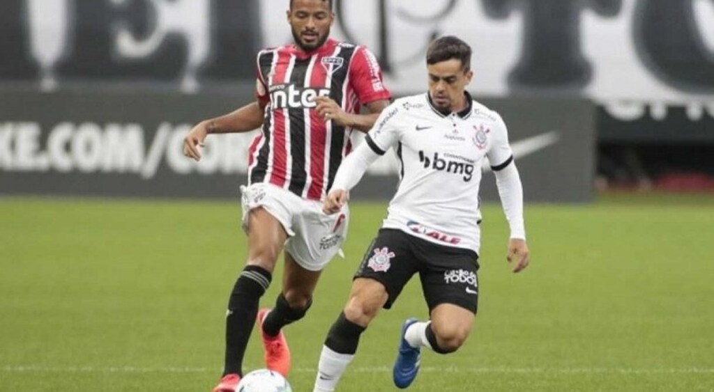 Jogadores de São Paulo e Corinthians disputando bola em campo