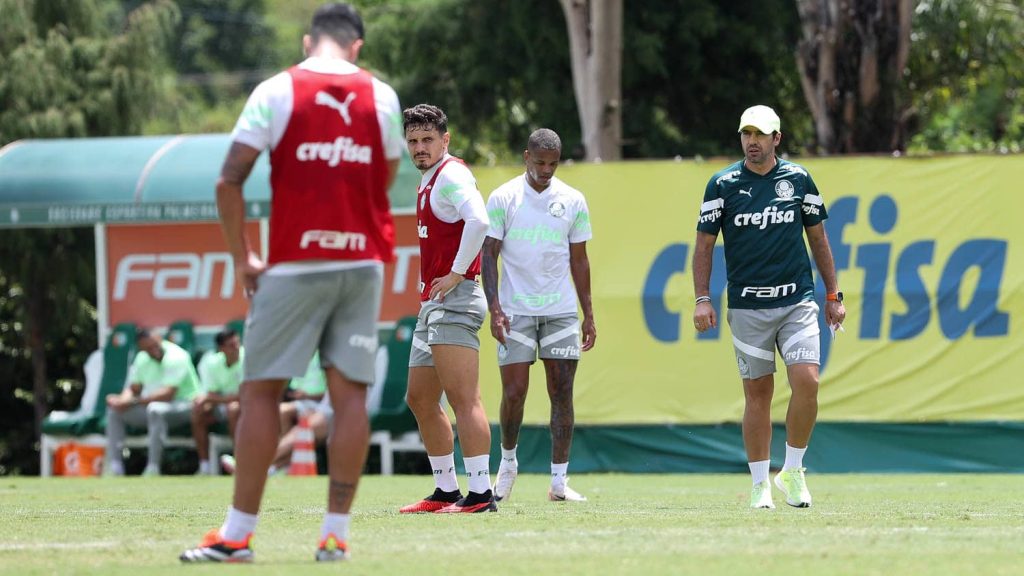 tecnico abel ferreira em treino do palmeiras