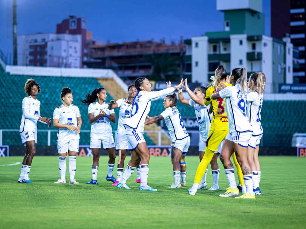 Jogadoras do time feminino de futebol do Cruzeiro, durante partida da Supercopa.