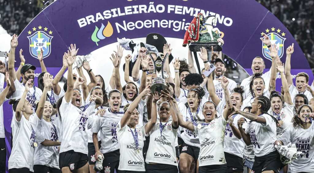 Elenco do Corinthians comemorando a vitória do Campeonato Brasileiro Feminino e erguendo a taça.