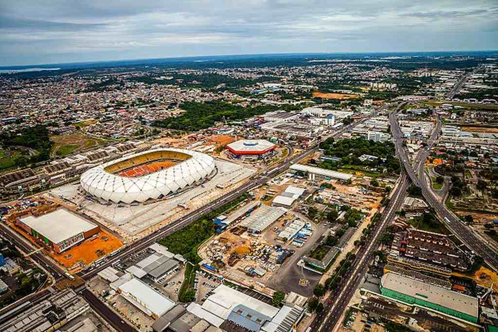 Estádio do Amazonas FC visto do alto, com visão para toda a cidade.