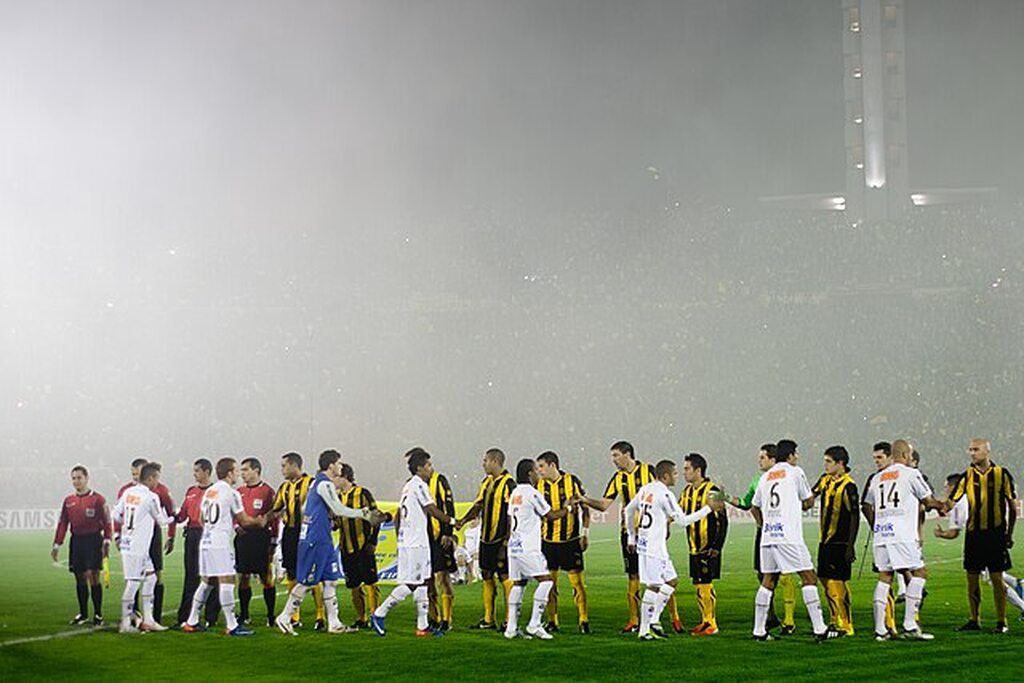 Jogadores do Santos cumprimentando os jogadores do Peñarol na final da Libertadores de 2011.