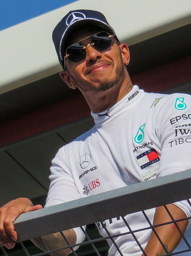 Lewis Hamilton nos boxes de uma das corridas da Fórmula 1