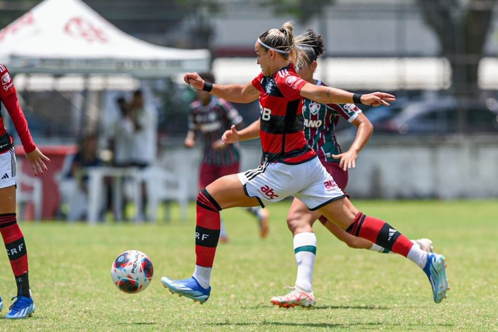 Jogadores de Flamengo e Fluminense em partida do Brasileirão Feminino