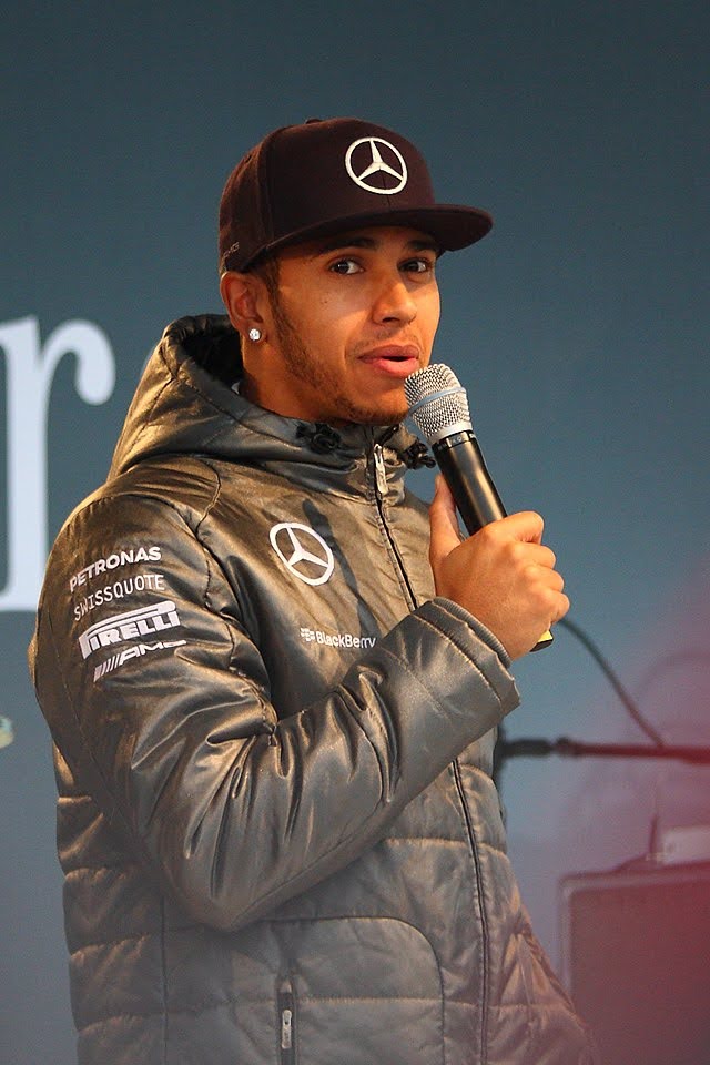 Piloto Lewis Hamilton em entrevista coletiva