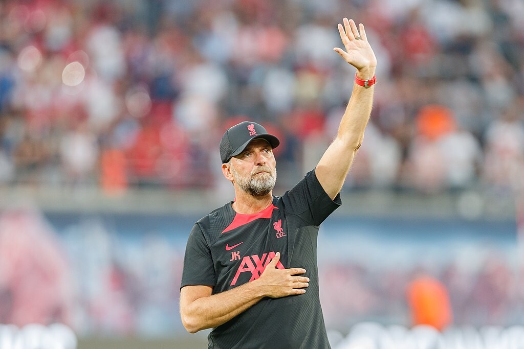 Técnico do Liverpool, Jürgen Klopp, com o uniforme preto do clube agradecendo a torcida.