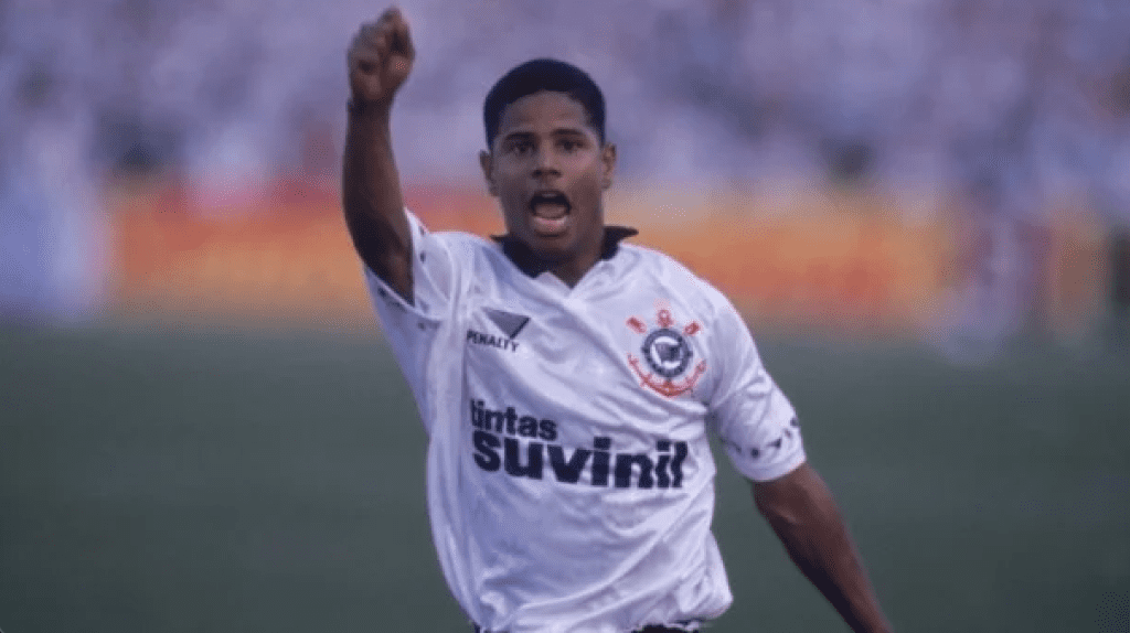 Jogador MArcelinho Carioca atuando pelo Corinthians