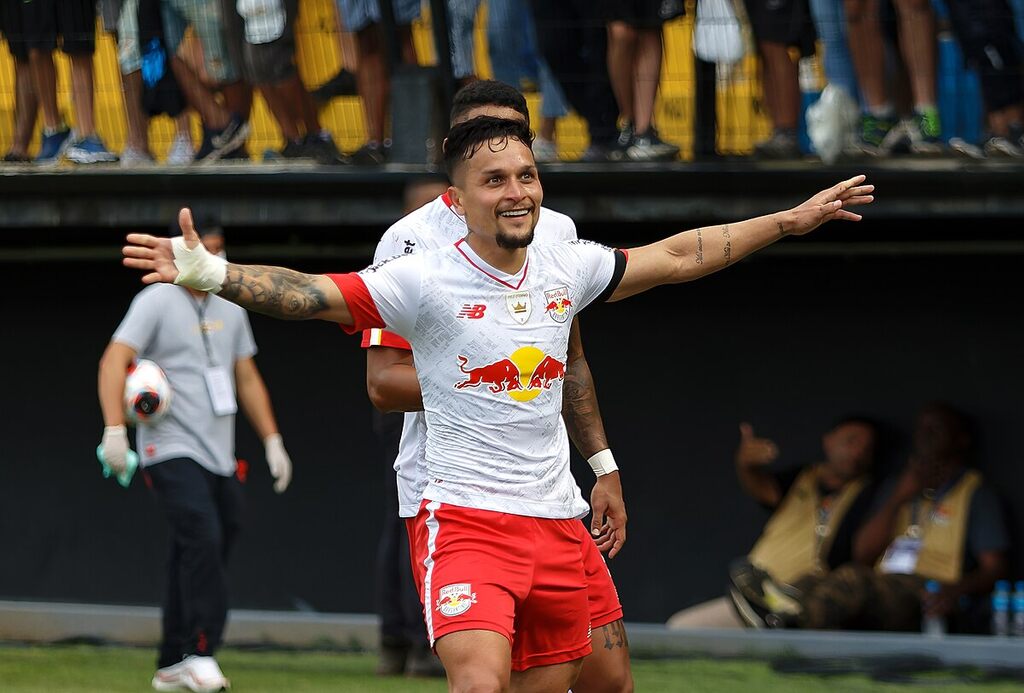 Jogador do Red Bull Bragantino, usando uniforme branco com detalhes cinzas, amarelos e vermelhos.