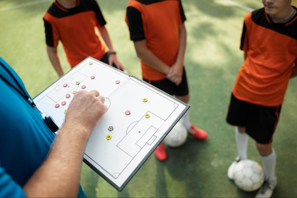 Tecnico mostrando tecnicas para jogadores