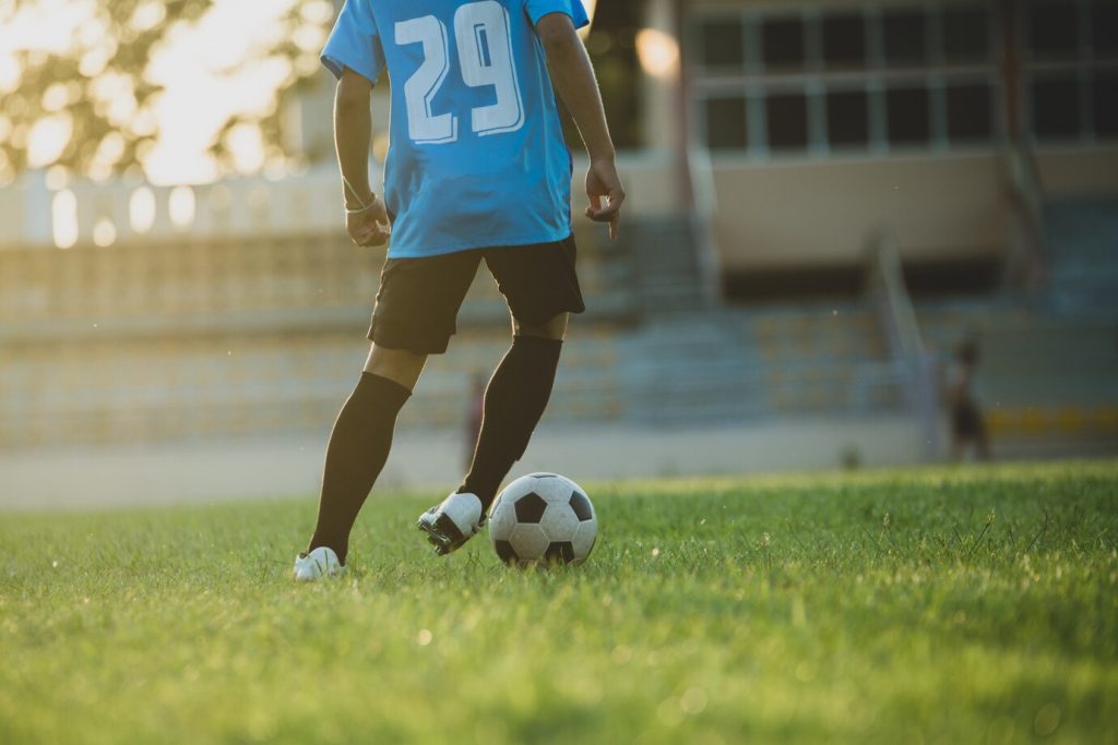 Jogador conduzindo uma bola 