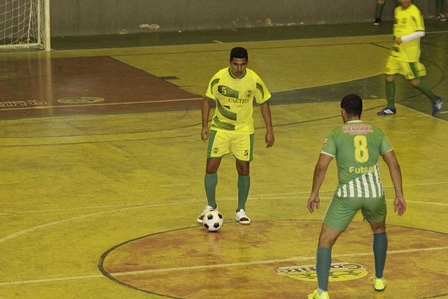 Manoel tobias jogando bola