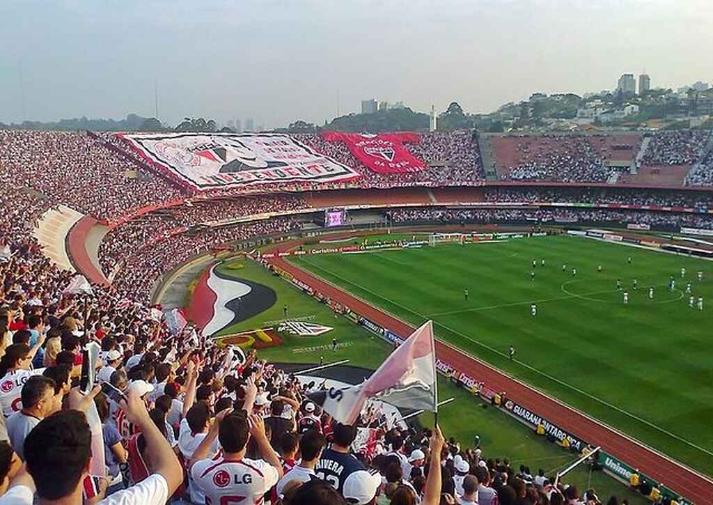 Estádio do São Paulo com arquibancadas lotadas por torcedores durante partida do time.