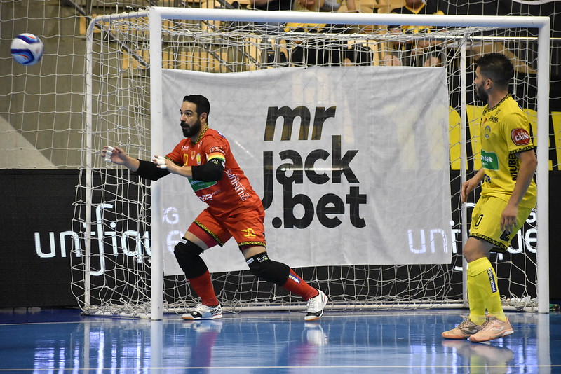 Goleiro de futsal do time Apodi fazendo se preparando para fazer uma defesa 