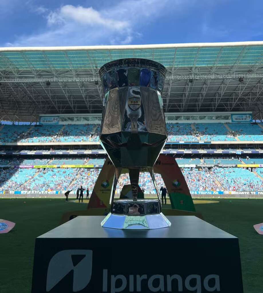 taça do campeonato gaúcho 2025 posicionada ao lado do estádio