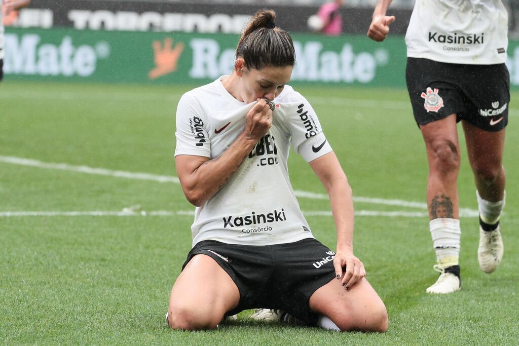 Gabi Zanotti, jogadora do Corinthians Feminino comemorando gol