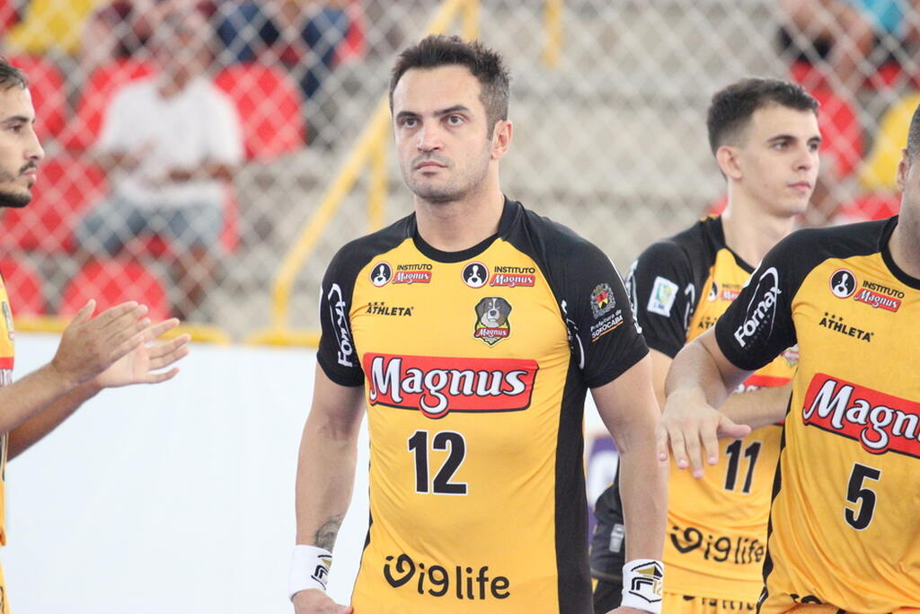 Jogador de futsal Falcão vestindo a camisa do Magnus Futsal