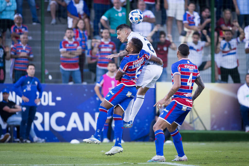 Jogadores de Fortaleza e LDU disputando uma bola em campo na partida da final da Copa Sul-Americana 2023