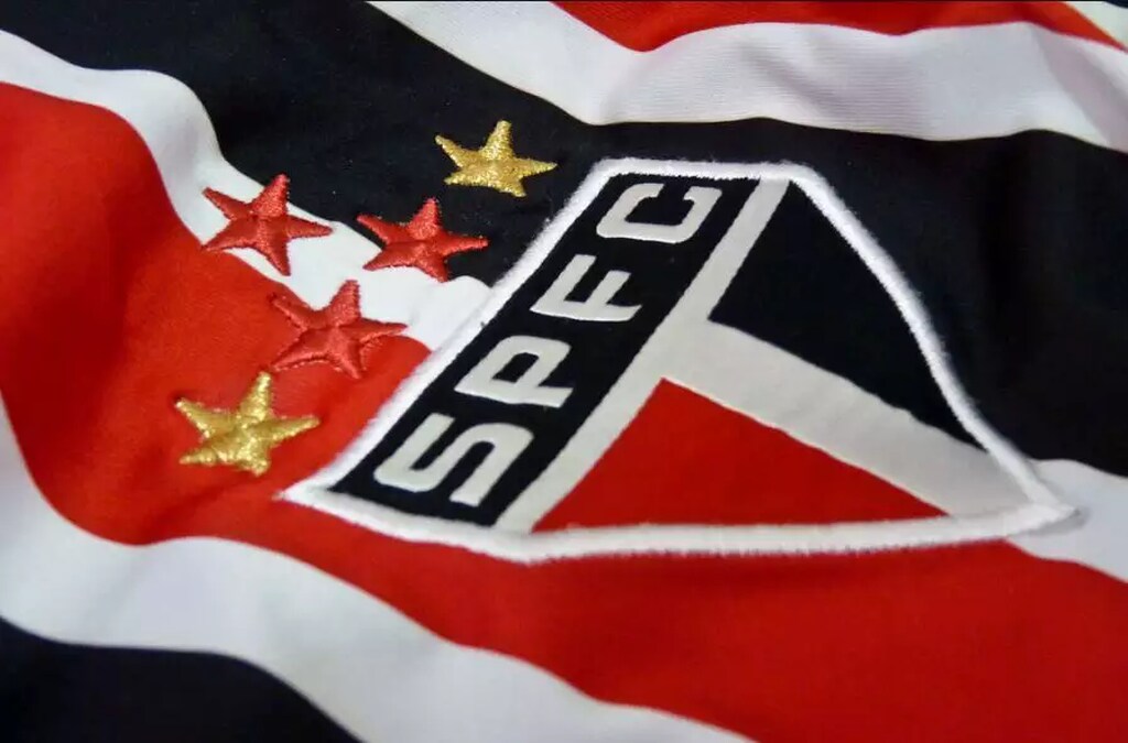 Camisa do São Paulo, com escudo do clube bordado no peito e estrelas do time.