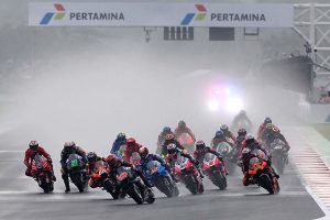 Pilotos de moto durante uma corrida 