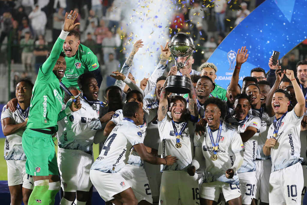 Jogadores da LDU comemorando e levantando a taça da Copa Sul-Americana