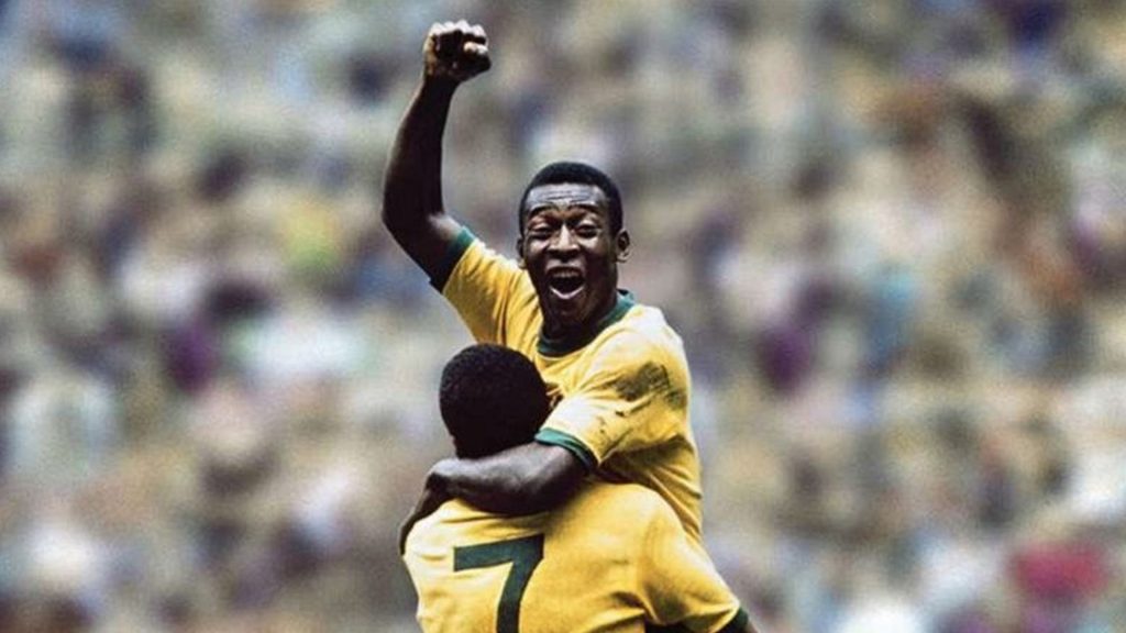 Pelé abraçando Jairzinho durante a Copa de 1970