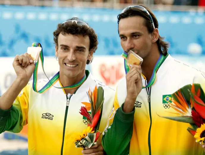 Ricardo e Emanuel posando com a medalha de ouro Olímpico