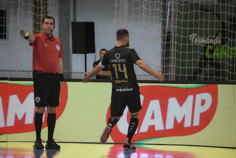 Jogador Rodrigo Capita do Magnus Futsal de costas comemorando um gol