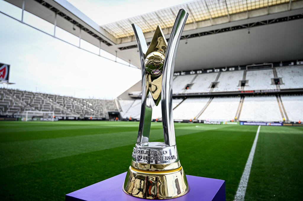 Taça do Brasileirão Feminino sobre um pedestal no estádio do Corinthians