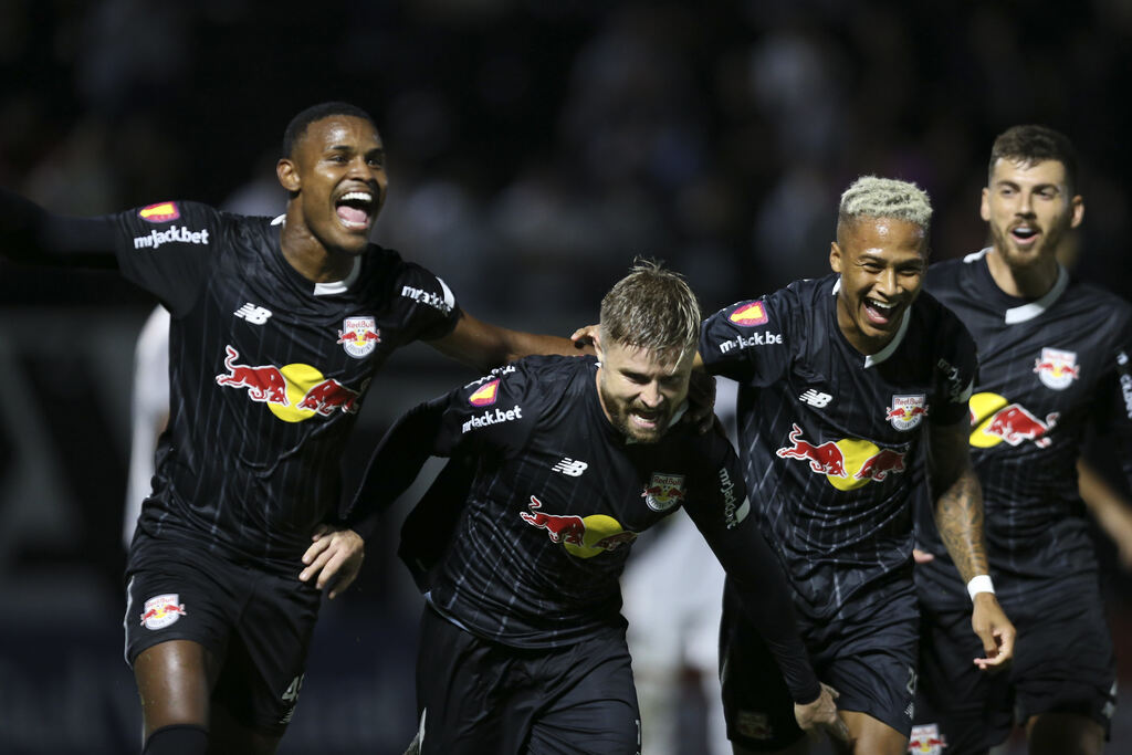 Jogadores do Bragantino comemorando gol