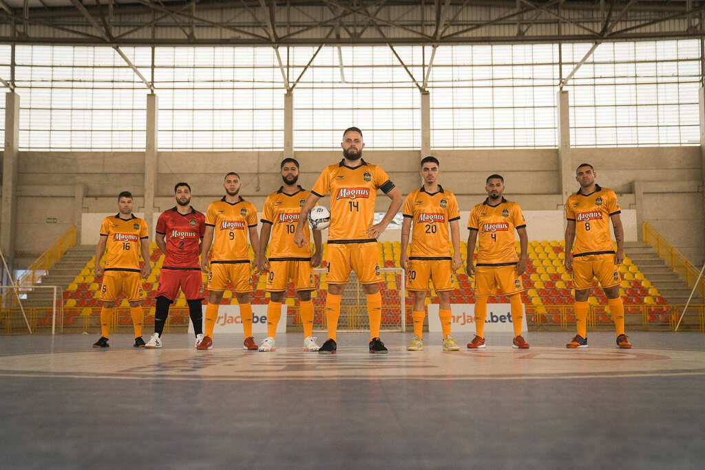 Jogadores do Magnus Futsal perfilados para foto oficial