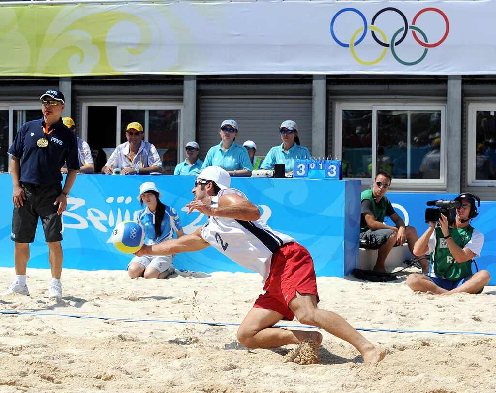 Todd Rogers em partida de volei de praia