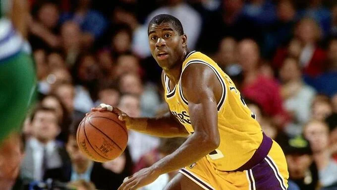 Jogador Magic Johnson atuando pelo Lakers