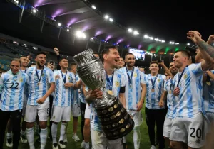 Argentina levantando a taça de campeão 