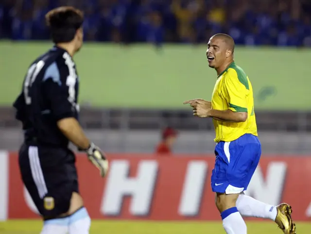 Jogador do brasil ao lado de um jogador da argentina comemorando 